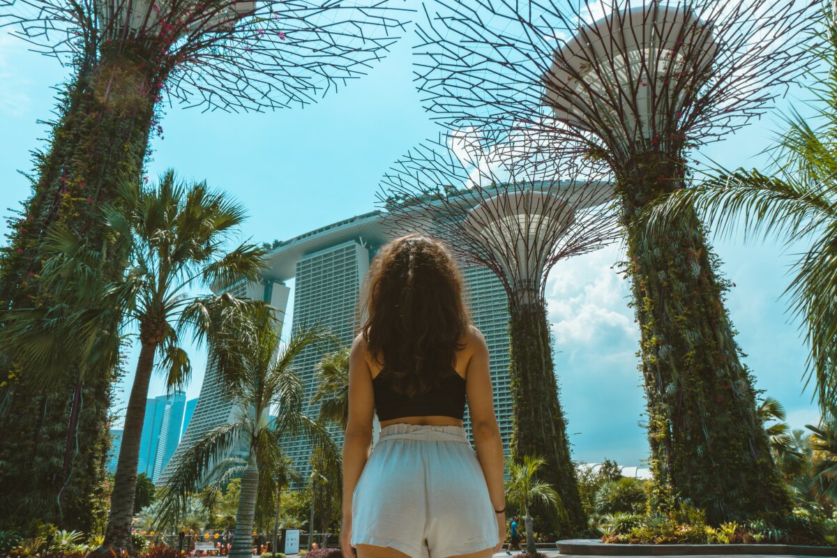 Travellers looking at Singapore Skyline, Marina Bay Sands 